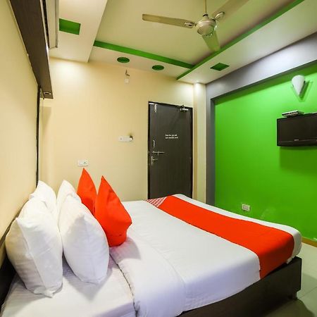 Oyo 69877 Hotel Sarthi Residency Ahmedabad Buitenkant foto