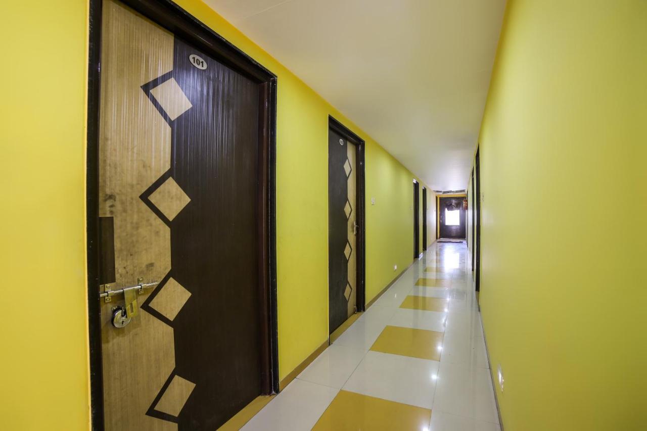 Oyo 69877 Hotel Sarthi Residency Ahmedabad Buitenkant foto