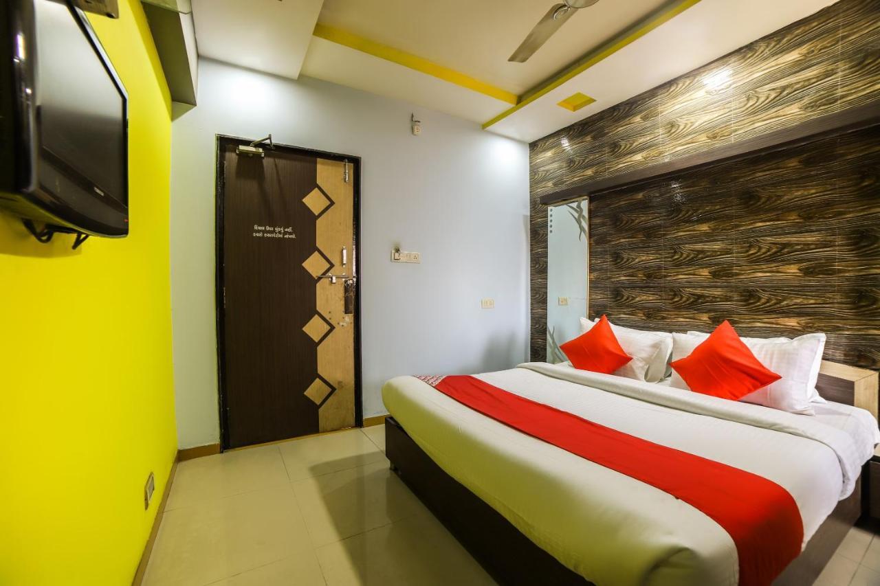 Oyo 69877 Hotel Sarthi Residency Ahmedabad Buitenkant foto