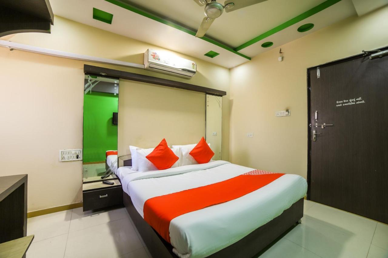 Oyo 69877 Hotel Sarthi Residency Ahmedabad Buitenkant foto
