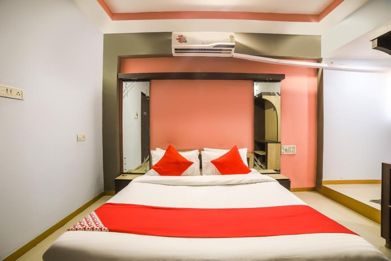 Oyo 69877 Hotel Sarthi Residency Ahmedabad Buitenkant foto